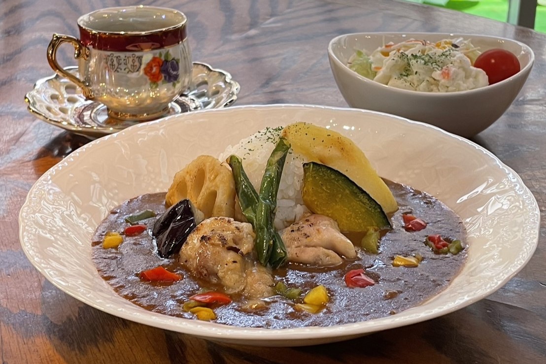 チキンと焼き野菜カレーセット（サラダ、ドリンク付）